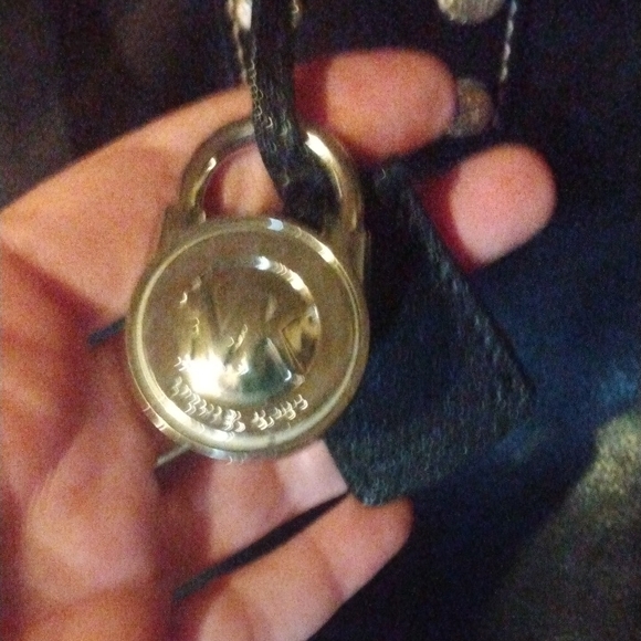 Michael Kors Black Studded Shoulder Bag With Dust Bag And Key And Lock Nwot ✨✨✨✨ - Picture 4 of 8